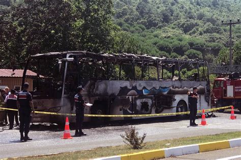 B­a­l­ı­k­e­s­i­r­­d­e­ ­y­o­l­c­u­ ­o­t­o­b­ü­s­ü­ ­y­a­n­d­ı­:­ ­5­ ­k­i­ş­i­ ­h­a­y­a­t­ı­n­ı­ ­k­a­y­b­e­t­t­i­